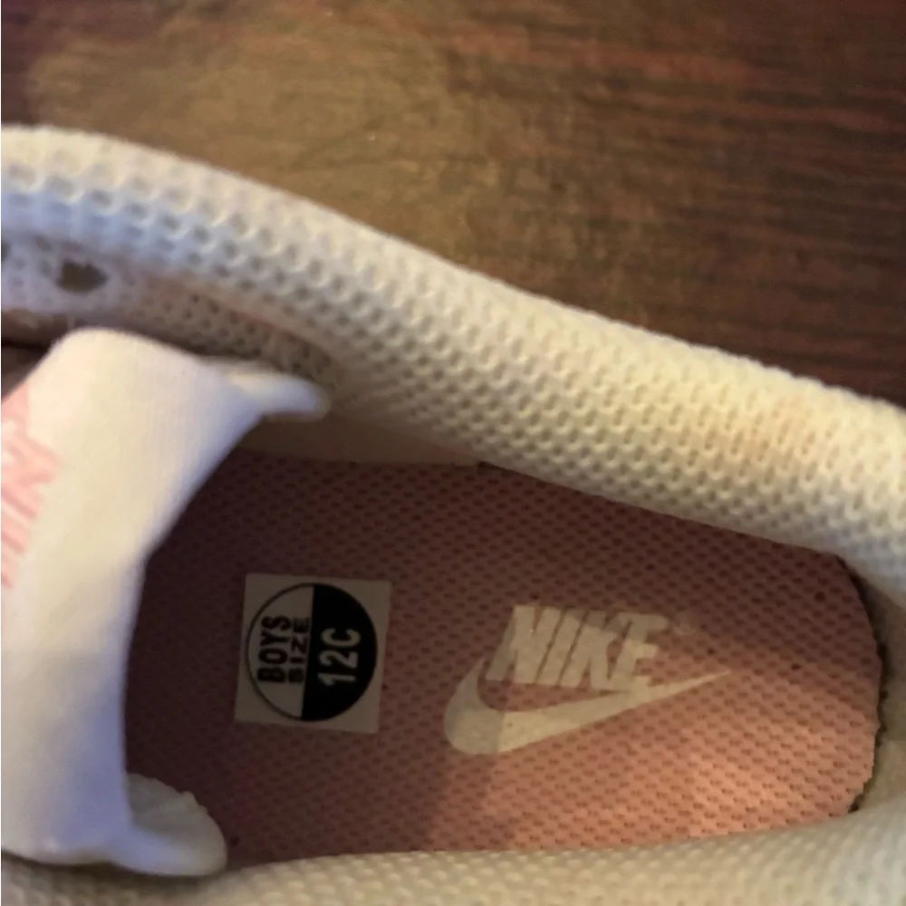Nike Kids Low-Top Sneakers in Pink and White